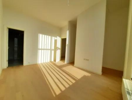 İncek Loft Satılık  5,5+1 Dubleks Göl Manzaralı 2.Kat Kiracısız Daire